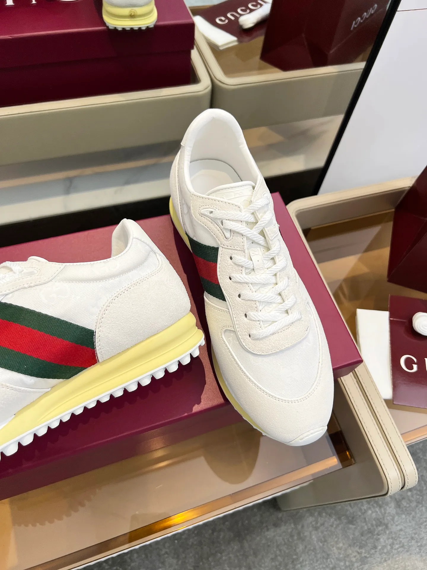 [G Home] P: 660💰 Men's Size: 40-44 (45 custom-made) GUCCI Gucci New Style When classic craftsmanship meets lazy fashion, this pair of Gucci men's casual shoes is the answer to refresh your wardrobe! The shoe body is made of soft calfskin and breathable fabric. Every step is as light as a cloud. The Italian tailoring releases the freedom of your feet, making daily travel a luxurious and comfortable experience. The iconic GG Supreme print on the side of the shoe low-key tells the brand's genes, and the metal horsebit embellishes the tongue, instantly lighting up the minimalist design; the contrasting webbing on the heel adds a smart layer, and the rubber serrated sole combines retro texture with modern anti-slip performance. Whether paired with jeans, a dress or wide-leg trousers, it can be the finishing touch of a look - languid yet sophisticated, effortless yet edgy.